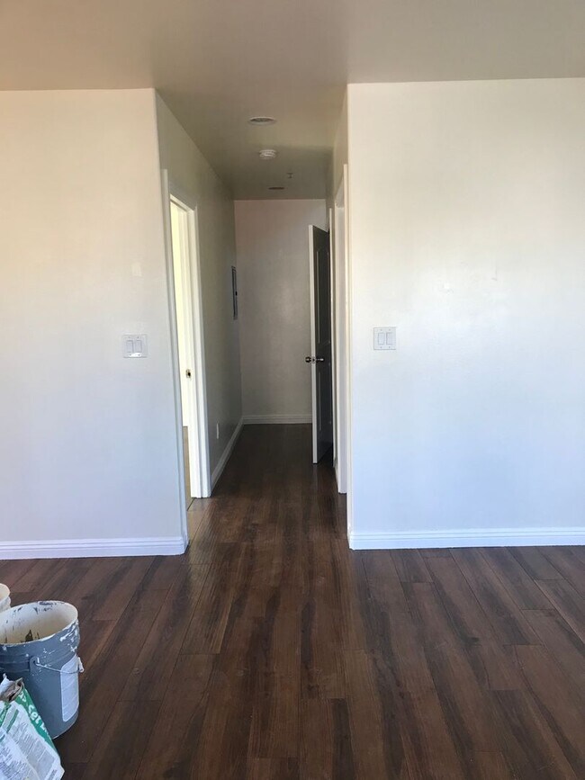 Building Photo - 83(430)