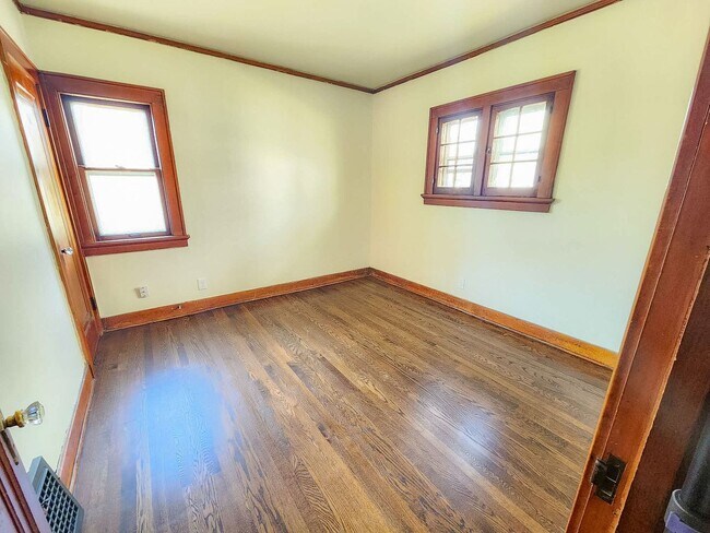 Building Photo - Renovated 2-Bedroom Upper Duplex Unit