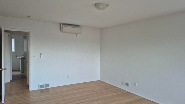 Building Photo - Amazing 2 Bedroom 1 Bath with View in NW P...