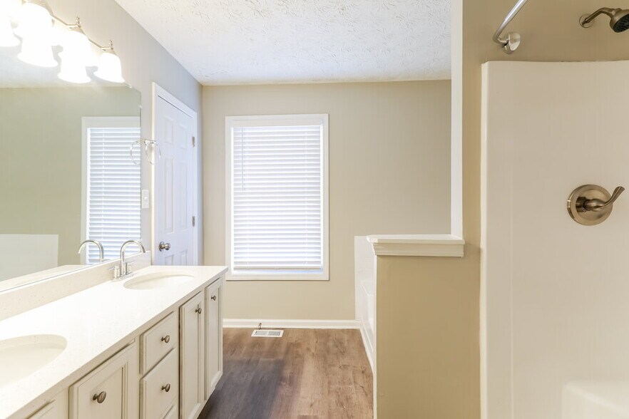 Building Photo - 350 Paris Dr