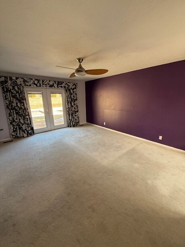 Building Photo - Beautiful NE Heights Neighborhood Executive style home with a Large back yard that has a full siz...