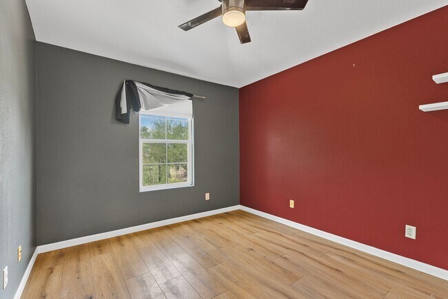 Building Photo - Lovely 3 bed / 2.5 bath Home in the Power ...