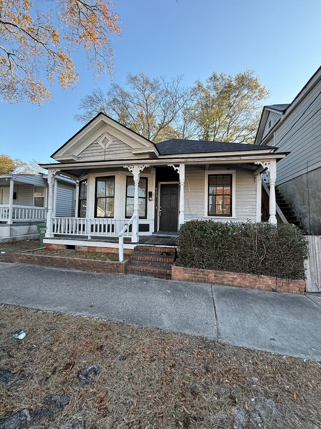 Building Photo - DOWNTOWN WILMINGTON - 3 Bedroom & 1 Bath -...