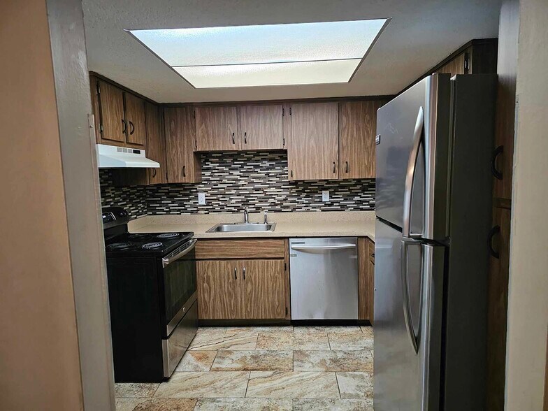 Building Photo - 589 Fairways Cir