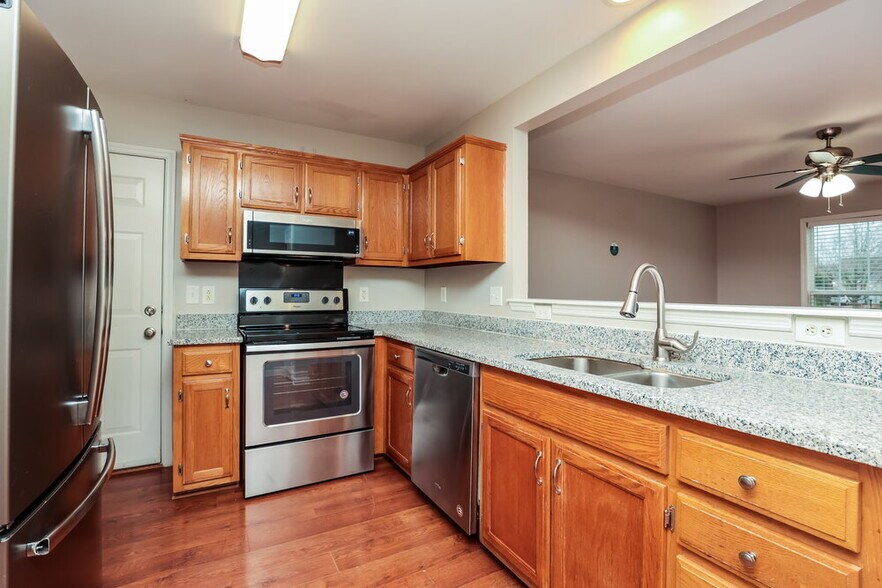 Building Photo - 2853 Sutherland Dr