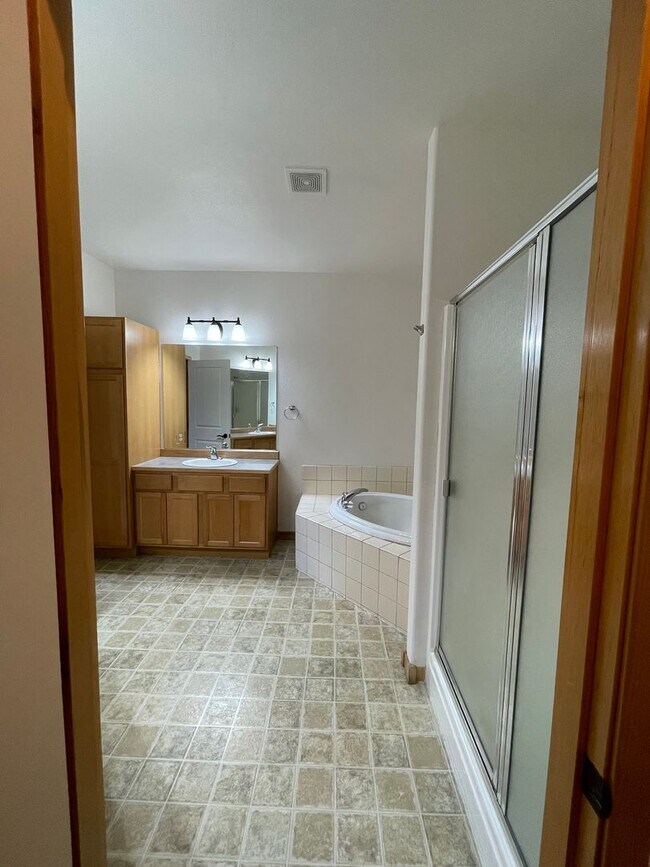 Building Photo - Spacious 3-Bed Home with Private Baths
