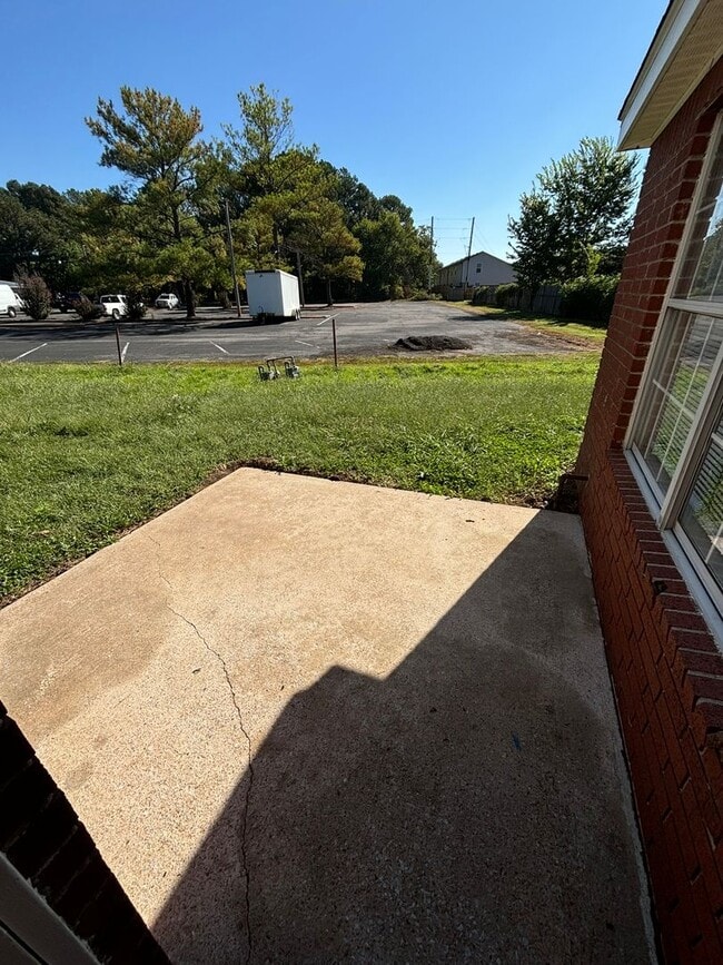 Building Photo - 954-956 N. Daisy Ln.