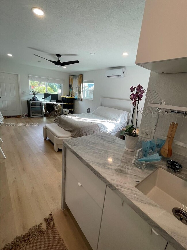 Building Photo - 2421 SW 26th Terrace