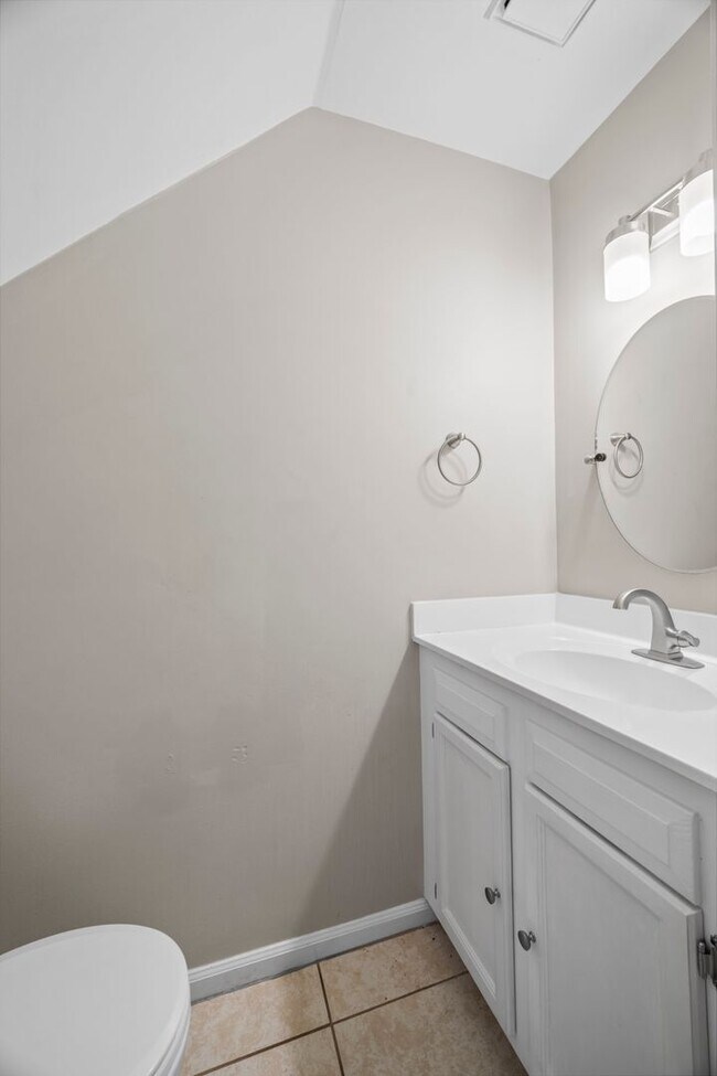 Building Photo - 2 Bed | 1.5 Bath | Private Backyard | Prim...