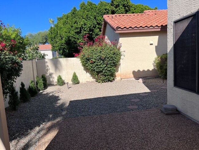 Building Photo - Adorable light and bright! 3Bedroom/2Bath ...