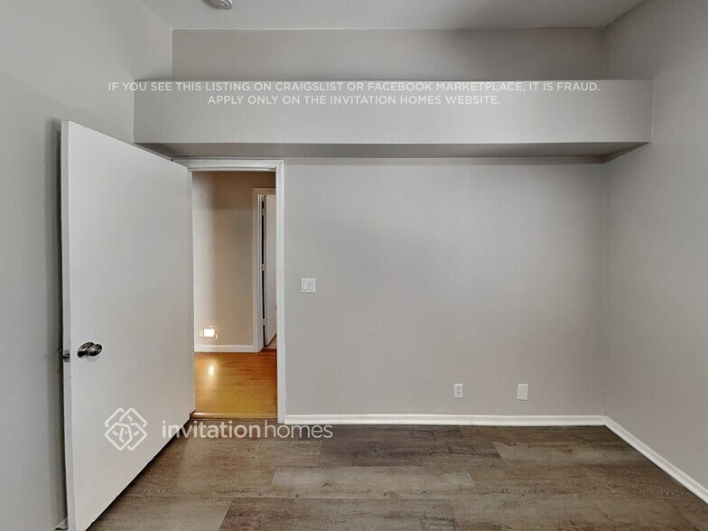 Building Photo - 8910 W Vale Dr