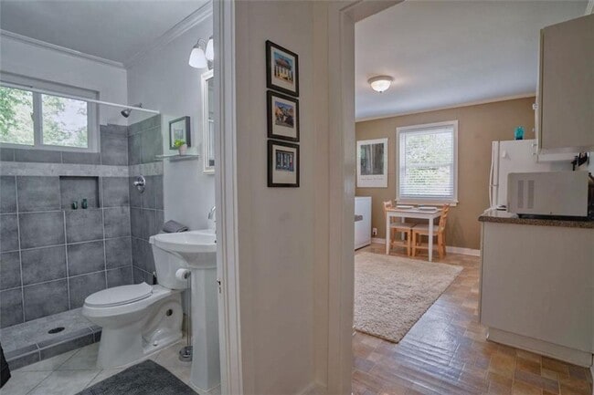 Building Photo - 883 Amsterdam Ave NE