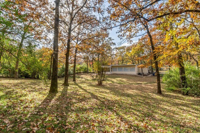 Building Photo - Gorgeous 5 bedroom, 2.5 bath House on a .8...