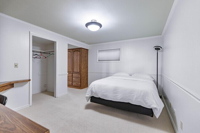 Building Photo - 531 Edgehill Dr