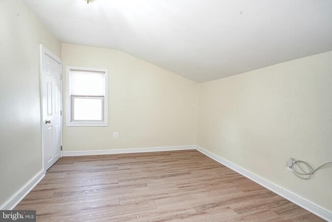 Building Photo - 19 E Millbrooke Ave