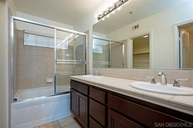 Building Photo - Gorgeous Townhome in Liberty Station!