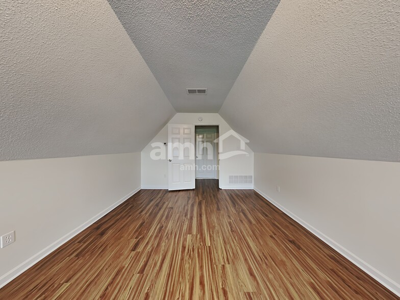 Building Photo - 2605 Hunters Pointe Dr