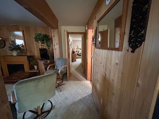 Building Photo - Beautiful Furnished 2 Bedroom Basement Apa...