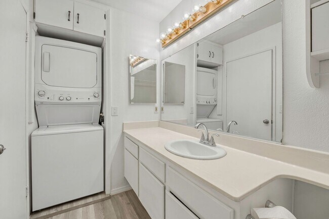 Building Photo - FALL IN LOVE with Highland Park Living!