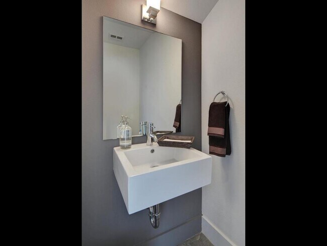 Building Photo - 2205 N Lamar Blvd