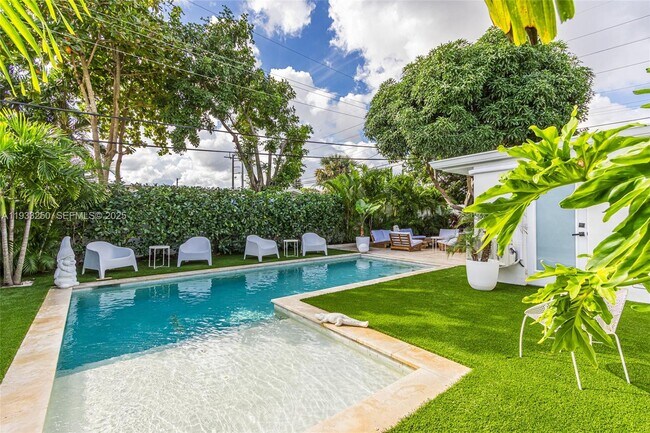 Building Photo - 818 NW 29th Ct