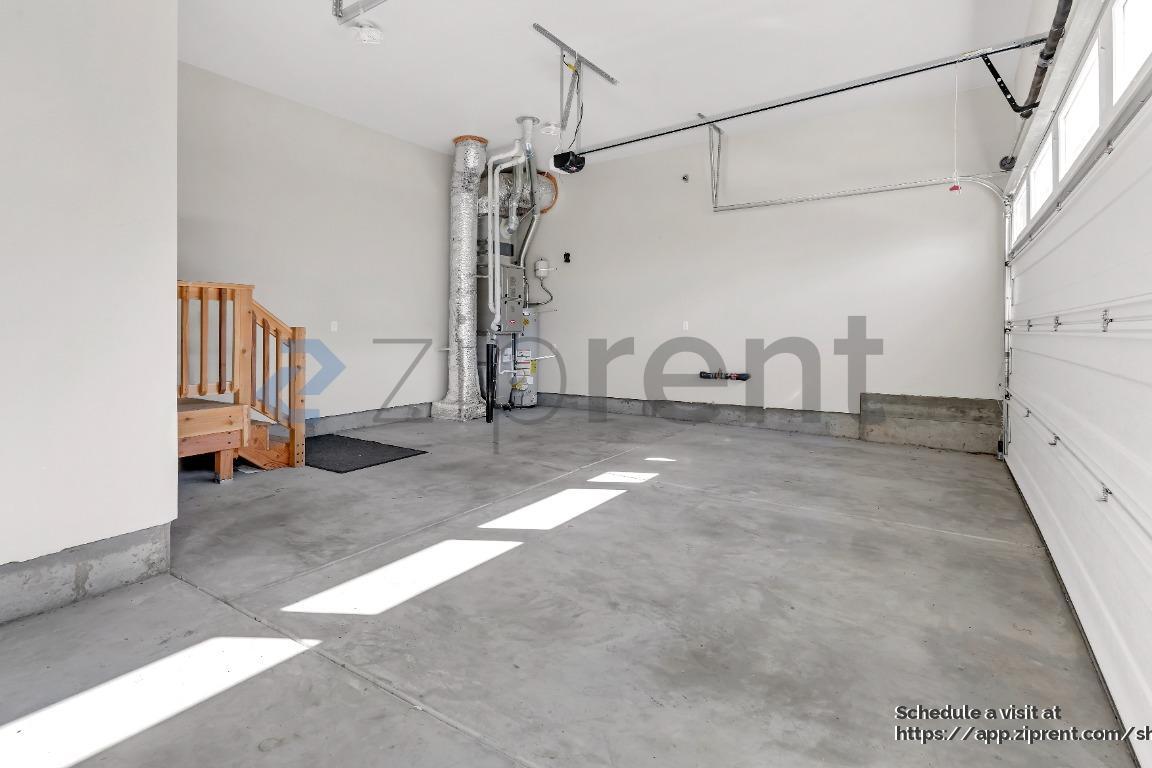 Building Photo - 11781 NW Thelin Ln