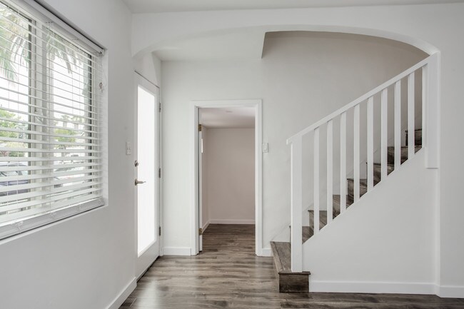 Building Photo - 2318 Beach Ave