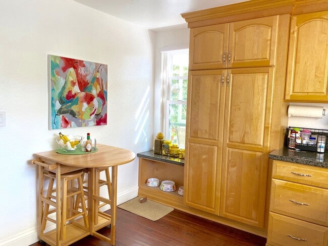 Building Photo - Beautiful End Unit Townhome in Fantastic A...