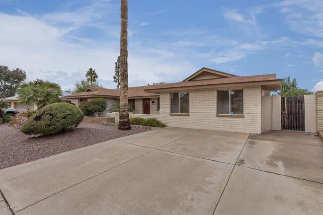 Building Photo - 610 E Malibu Dr