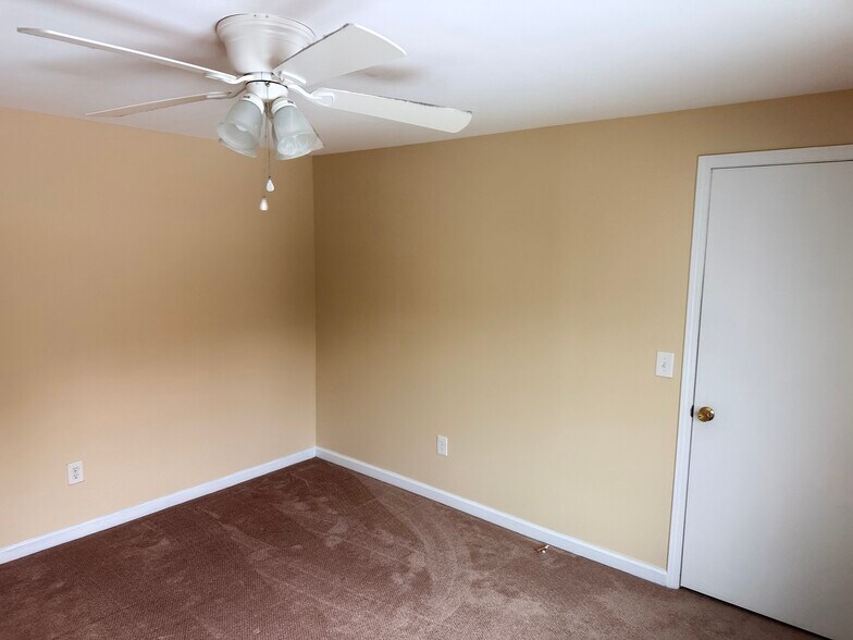 Building Photo - 2275 Nutmeg Ct
