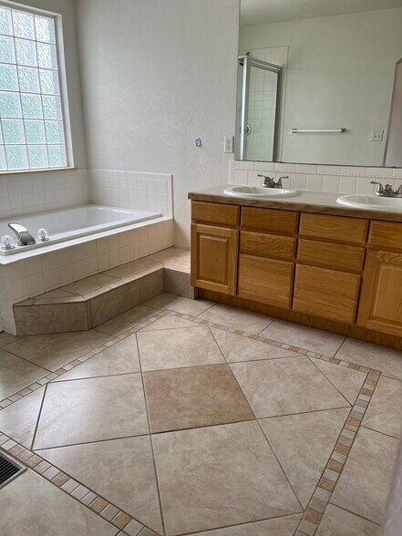 Master bathtub/Sink - 2232 Sweetwater Creek Dr