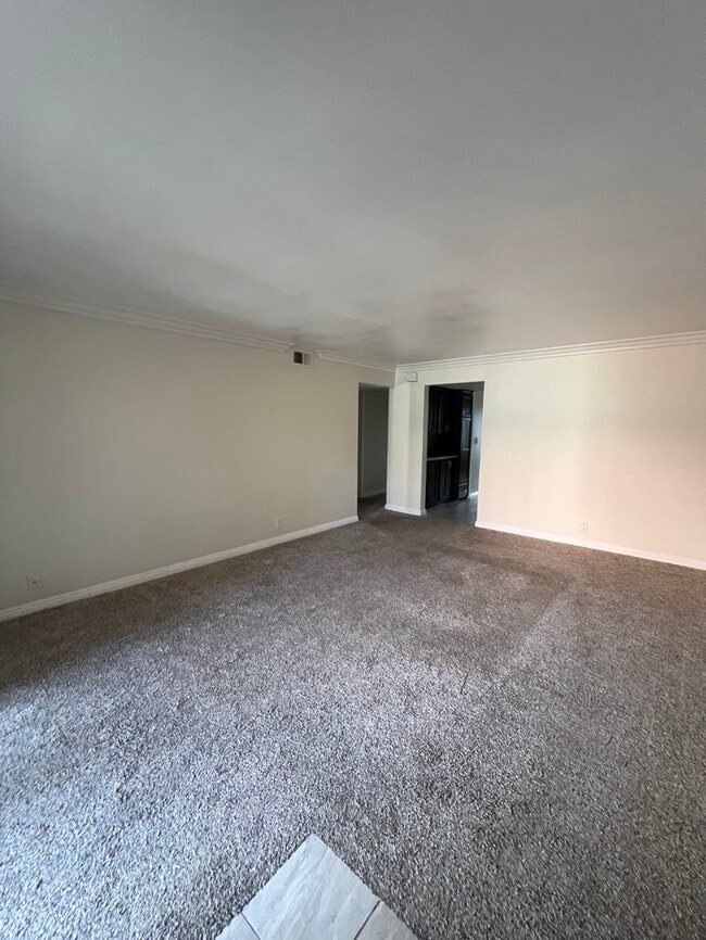 Building Photo - Beautiful Condo in a Private, Gated Commun...