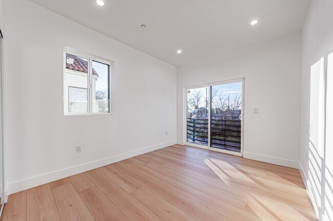 Building Photo - 1656 S Hayworth Ave