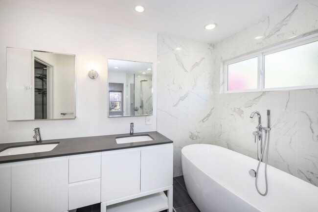 Building Photo - Beautifully Remodeled 4 Bed, 3 Bath Home w...