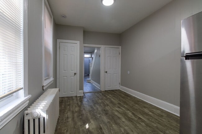 Building Photo - 3 bedroom, 1 bathroom row home located in ...