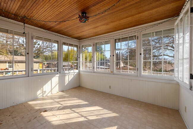 Building Photo - 2004 Hillcrest Rd