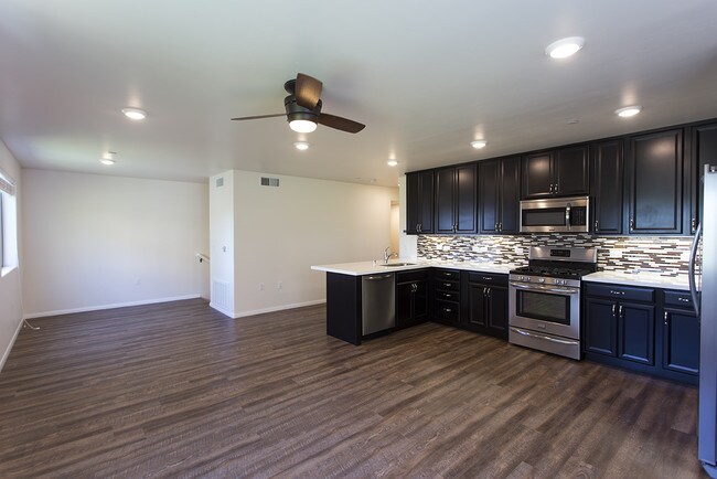 Building Photo - Gorgeous 4 Bed/3 Bath in USD Area with 3 Parking Spaces & *Washer/Dryer in Unit*