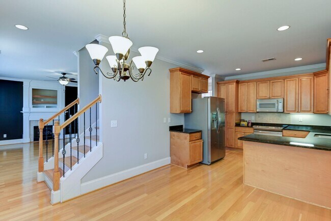 Building Photo - 3 Bedroom 2.5 bath low maintenance living for rent!