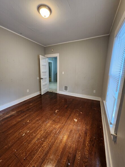 Building Photo - 37 Pond St