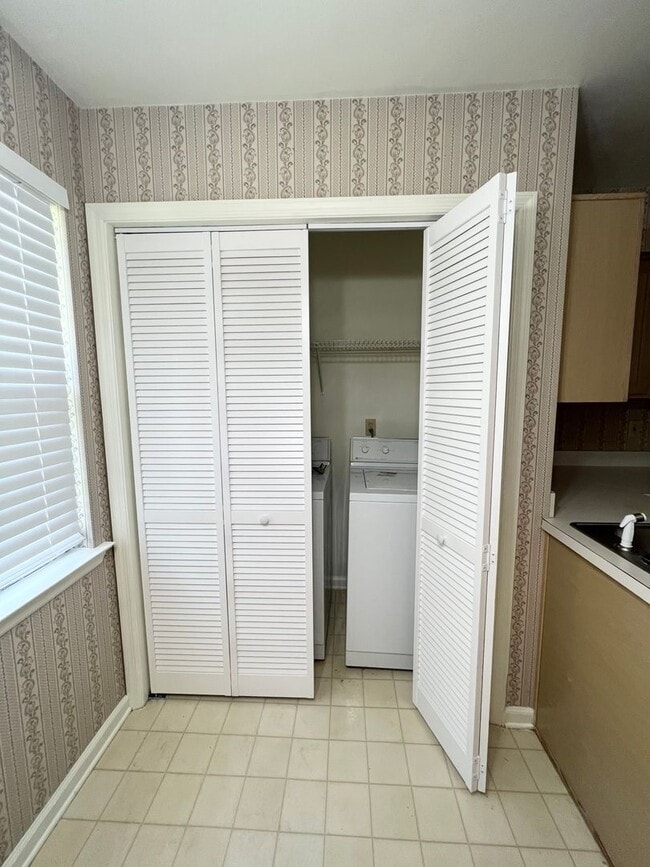 Building Photo - 2BR/2BATH Great School Zones! Available Summer 2026