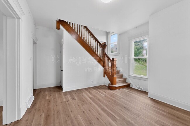 Building Photo - 1527 Farland Ave