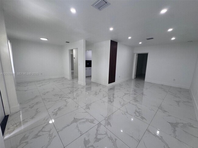 Building Photo - 7400 SW 39th St