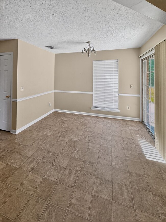 Building Photo - RATE DROP ALERT (was $2200/month) and MOVE-IN SPECIAL: 1st FULL MONTH'S RENT FREE*