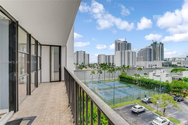 Building Photo - 1000 Parkview Dr
