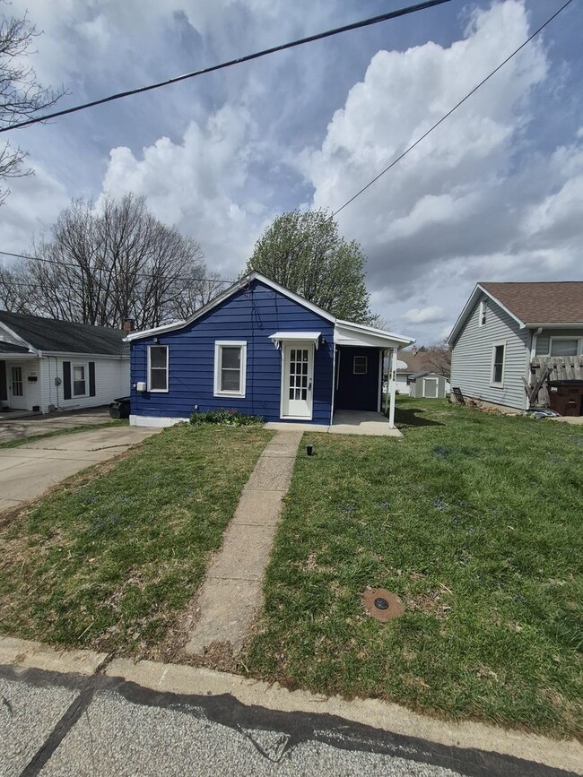 Building Photo - Fully Renovated 2-Bedroom in Elsmere – Off-Street Parking & Yard Space