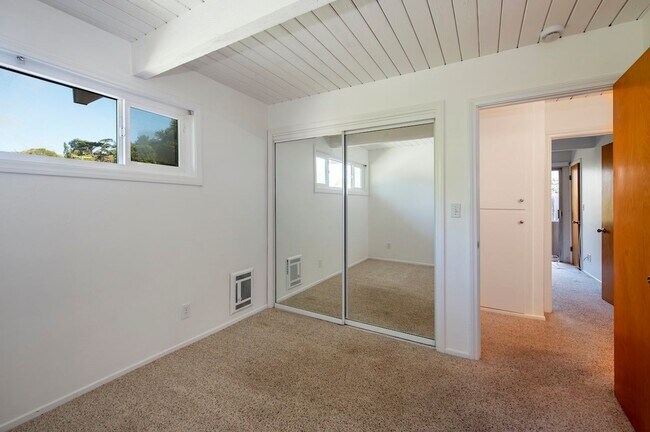 Building Photo - 2 BED/1.5 BATH ON THE MESA!!!
