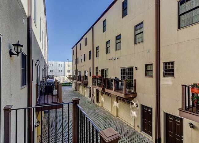 Building Photo - 1009 N 3rd St