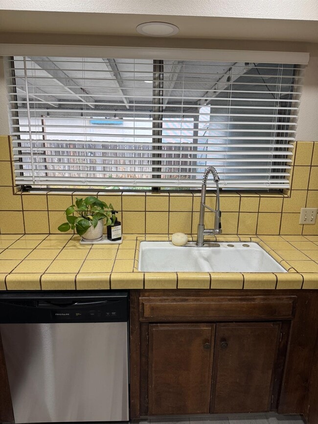 Building Photo - 497 E North Way