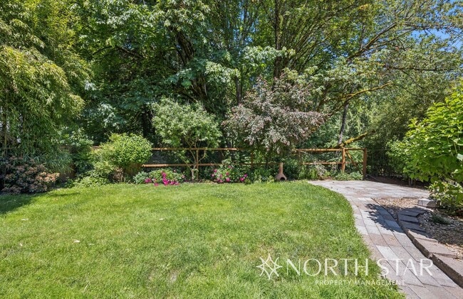 Building Photo - Beautiful Lake Oswego Ranch Home in Red Fo...