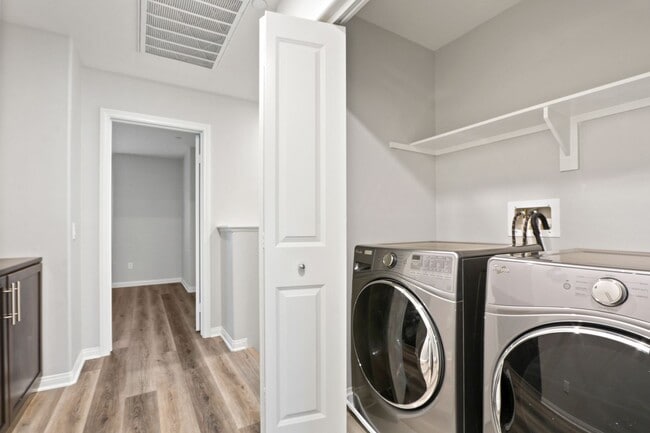 Building Photo - Gorgeous Tri-Level Townhome with Attached ...